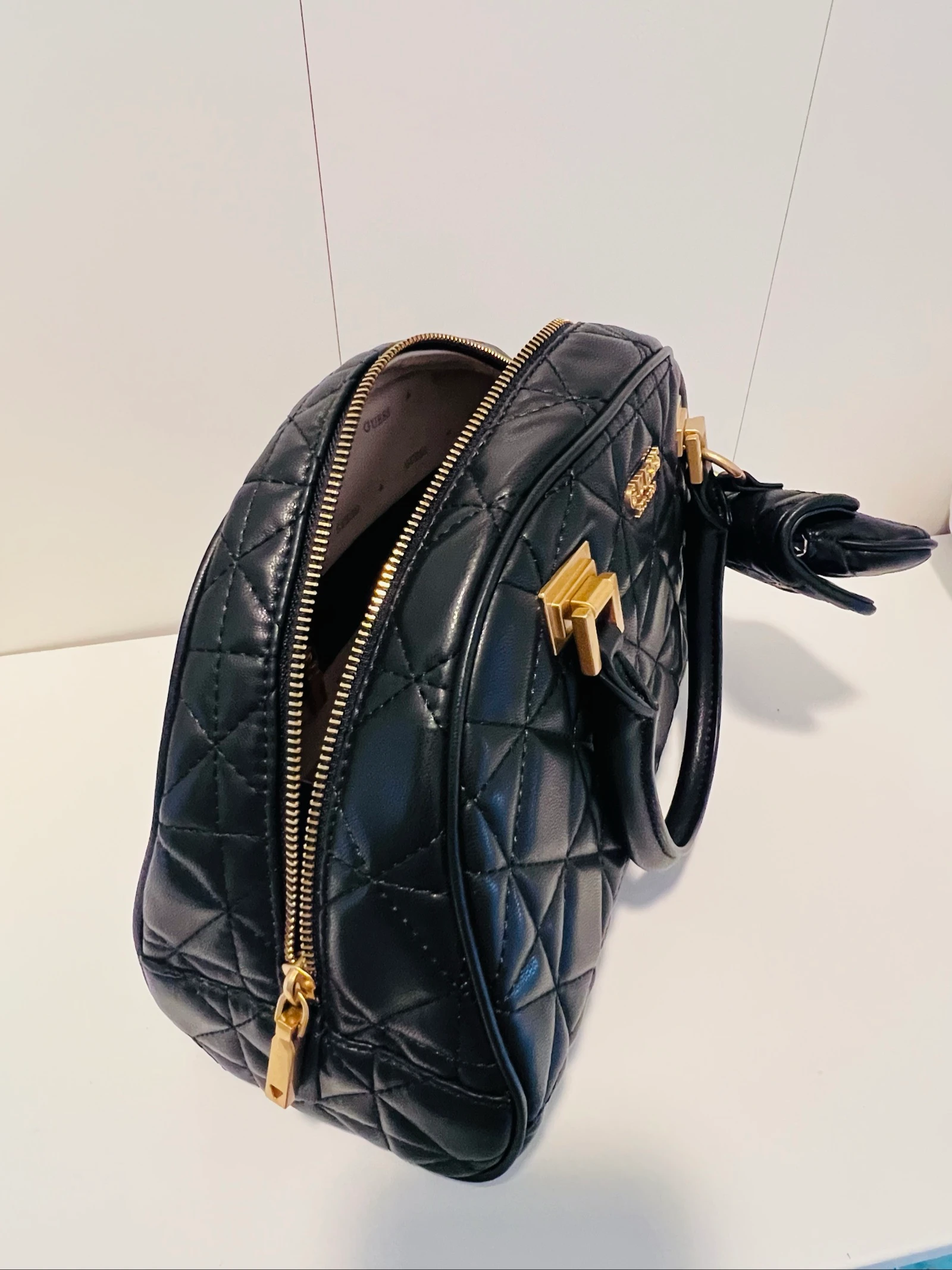 Bolso matelassé GUESS Est. 1981 negro con mini bolsita / monedero – photo 4